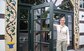 Kaja Krone - hier am Eingang zur großen Deele - und ihr Partner Lars Wiese konnten das Hagenhof-Café in diesem Jahr noch nicht öffnen. - Mareike Patock