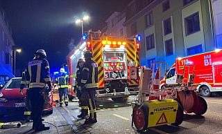 Die Feuerwehr im Einsatz auf der Jöllenbecker Straße in der Samstagnacht. - Paul Brinkmann
