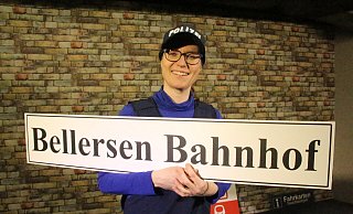 Regisseurin Silke Markus präsentiert das neue Theaterstück, für das Bellersen einen Bahnhof bekommt. - Burkhard Battran