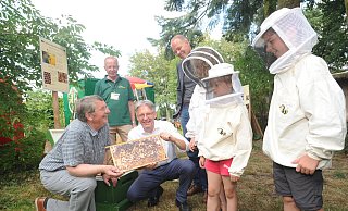 Gastgeber Friedrich Schepsmeier (l.) begrüßte zum "Konvent am Bienenstand" in Wehe neben Nachwuchs-Imkern auch die SPD-Bundespolitiker Achim Post und Matthias Miersch. - Joern Spreen-Ledebur