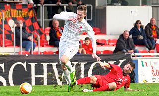 Kai-Niklas Janz, der hier seinen Erkenschwicker Gegenspieler links liegen lässt, war in der Hinrunde Theesens zweitbester Torschütze. - Peter Unger