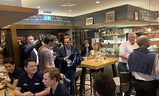 Carsten Linnemann erscheint erst gegen 19.30 Uhr im Paderborner Brauhaus. - Jens Reddeker
