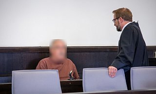Der 69-jährige Paderborner, hier mit seinem Anwalt Maximilian Steinert, hatte seine Ehefrau in einem Reihenhaus im Stadtteil Schloß Neuhaus getötet. - (Archivbild) Niklas Tüns