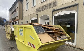Alles muss raus: Zumindest das historische Mobiliar blieb erhalten, der Rest der Apotheke landete in zwei Mulden. - Eike J. Horstmann