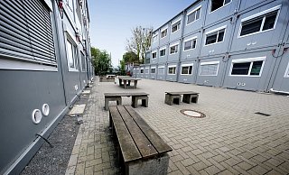Trist: der Schulhof der Container-Schule in Gütersloh. Die provisorische Schule besteht wie das Original aus rund 50 Räumen. - Andreas Frücht