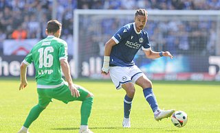 Arminias Defensive, hier Innenverteidiger Joel Felix, muss gegen die junge und stürmische Stuttgarter Reserve die Augen offenhalten. - Oliver Krato