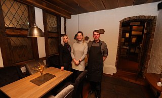 Das Team von Siekmeiers Hof - Serviceleitung Bobo (v. l.), Betriebsleiterin Sarah Linnemann und Küchenchef Mario Kottmeier - freuen sich in neugestalteten Räumen auf die Gäste. - Nicole Sielermann