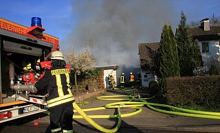 Zu einem Großeinsatz in Eichholz rückte die Steinheimer Feuerwehr im April aus: Eine Garagenanlage brannte. Fotos (2): Madita Schellenberg - Madita Schellenberg