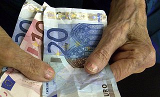 Zum 1. Juli erhalten Rentnerinnen und Renter in Deutschland mehr Geld. Die Erhöhung wird allerdings von der Inflation aufgefressen. - Siewert Falko