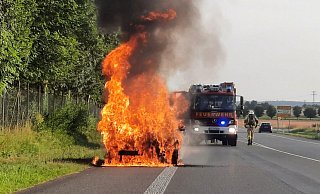 Das Auto steht in Vollbrand, als die Feuerwehr eintrifft. - David Schellenberg