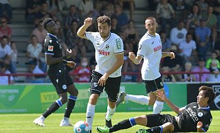 Christopher Lannert (2. v. l.) begegnete Arminia Bielefeld heute vor zwei Jahren im Testspiel. In seiner Zeit beim SC Verl lernte er später auch Mitch Kniat kennen - nun soll der Flügelverteidiger ihm zum DSC folgen. - imago images/Dünhölter SportPresseFoto