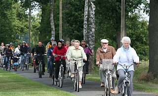 Auf vielen Nebenstraßen lässt es sich in Stemwede gut auch in der Gruppe Fahrradfahren, wie hier bei einem zurückliegenden Volksradfahren. Es gibt aber genauso Streckenabschnitte, wo Fahrradrouten entlang von Hauptstraßen ohne Radweg führen. - Sonja Rohlfing