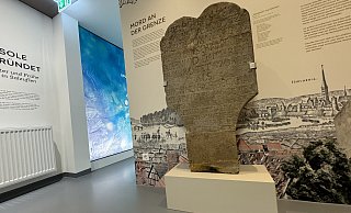 Der Gedenkstein in der Dauerausstellung der Wandelhalle erinnert an die fünf ermordeten Menschen. - Sven Kienscherf