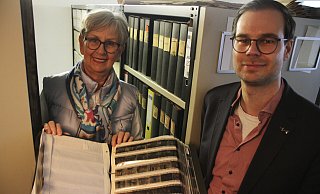 Der Blick ins Archiv: Rund 20.000 Negative beinhalten die Ordner mit den Aufnahmen des Altstädter Fotografen Erich Kesting. Mechtild Cramme und Alexander Schwerdtfeger-Klaus greifen jetzt zum letzten Ordner. - Dieter Scholz