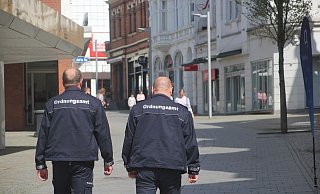 Mitarbeiter vom Ordnungsamt Bünde gehen in der Eschstraße auf Streife. - Archivfoto: Florian Weyand