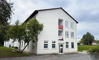 Vor dem Eingang des Schwesternwohnheims in Bielefeld ist die bewusstlose Frau am Montagmorgen gefunden worden. - © Andreas Zobe