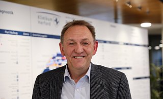 Peter Hutmacher ist Vorstandssprecher der Kreiskliniken Herford-Bünde. Spätesntens Ende 2024 wird er den Kreis Herford verlassen, wahrscheinlich früher. - Frank-Michael Kiel-Steinkamp