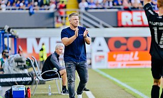SCP-Trainer Lukas Kwasniok und sein Team sind am Sonntag beim DFB-Pokalspiel gegen Energie Cottbus gefragt. Kurz vor der Abreise kann der Coach von zwei Rückkehrern in der Offensive berichten. - BESIM MAZHIQI