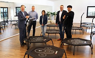 Wo sonst geschwitzt wird, treffen sich zum entspannten Gespräch (v. l.) Bürgermeister Michael Berens, Hotel-Leiter Nico Streblau, Trainerin Aylin Schmidt, Wirtschaftsförderer Thomas Westhof und Profi-Tänzer Erich Klann. - Gemeinde Hövelhof
