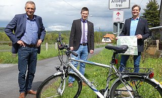 Stellen die Planungen für das neue Radwegekonzept vor (von li.): Bürgermeister Burkhard Deppe, Beigeordneter Michael Scholle, Fachbereichsleiter Roland Forner - Stadt Bad Driburg/ Heinz-Jörg Wiegand