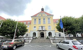 Im Großen Sitzungssaal des Rathauses hat der Kämmerer den Haushalt für 2024 eingebracht. Der späte Zeitpunkt gereicht der Stadt nun zum Vorteil. Denn so kann sie einen Buchungstrick anwenden und die Haushaltssicherung vermeiden. - Natalie Gottwald