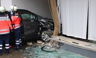Auto und Hausfassade nahmen starken Schaden. - Polizei Minden-Lübbecke