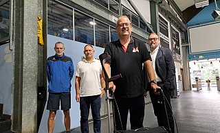 Christian Henke (v.l., Leitung Freibad & Eisbahn), Markus Diering (Betriebsleiter Freizeitbetriebe der Stadtwerke), Fred Karabinski (Behindertenbeauftragter der HEV) und Patrick Puls (Beigeordneter der Stadt) freuen sich über die Umsetzung eines Behindertenbereichs (im Hintergrund) in der Eishalle Herford. - Matthias Reiprich Christian Henke (v.l., Leitung Freibad & Eisbahn), Markus Diering (Betriebsleiter Freizeitbetriebe der Stadtwerke), Fred Karabinski (Behindertenbeauftragter der HEV) und Patrick Puls (Beigeordneter der Stadt) freuen sich über die Umsetzung eines Behindertenbereichs (im Hintergrund) in der Eishalle Herford. - Matthias Reiprich