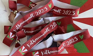 Die Bändchen zum Katharinenmarkt sind im Delbrücker Rathaus erhältlich – und beim Stand der Stadt auf der Wirtschaftsschau. - Stadt Delbrück