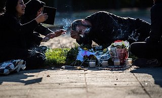 Angehörige des Getöteten trauern am Tatort um den 26-Jährigen. Er wurde durch einen Messerstich auf dem Sportplatz der Plaßschule getötet. - Lino Mirgeler / dpa
