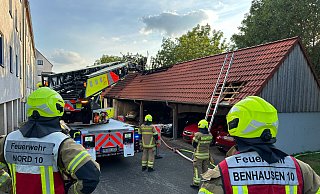 Rund 30 Feuerwehrleute löschten den Dachstuhlbrand in einer Fahrzeugremise auf dem Kaukenberg. - Ralph Meyer