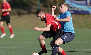 Gehen beherzt auf Tuchfühlung: Lucas Kölling (l.) von TuRa Löhne und sein Kontrahent von der SVKT, Jannis Liecker. - Benjamin Bueschenfeld | benjamin@sportfoto-owl.de