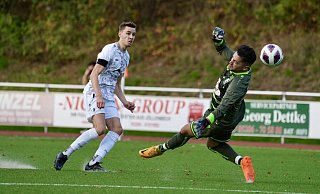 Drin! TuS Jöllenbecks Lennart Koch trifft zum 1:0 gegen Türk Sports Torhüter Anil Sirin. Am Ende steht ein 3:1. - Peter Unger