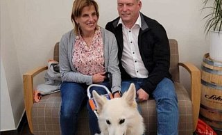 Simone und Manfred Strahl mit ihrem Blindenführhund. - privat
