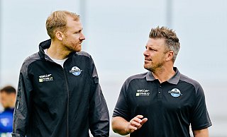 Der SC Paderborn und Sportchef Benjamin Weber (l.) haben sich mit der langfristigen Vertragsverlängerung klar zu Cheftrainer Lukas Kwasniok bekannt. - BESIM MAZHIQI