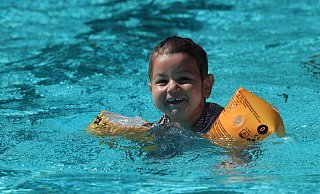 Bei der Hitze tut das Schwimmen im Freibad gut. Das ist ganz offensichtlich auch bei der kleinen Arya aus Herford so, die dabei aber stets von ihrem Vater aufmerksam beobachtet wird. - Claus Frickemeier