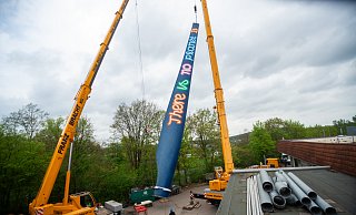 Zwei Autokräne sind notwendig, um den Windflügel anzuheben und aufzurichten. - Ralf Bittner