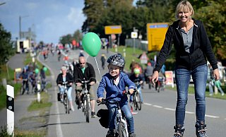 Radfahrer, Skater und Fußgänger erobern die Herforder Straße: Zum Aktionstag "Ohne Auto mobil" werden bis zu 50.000 Teilnehmer auf der Strecke zwischen Bielefeld und Herford erwartet. - BARBARA FRANKE