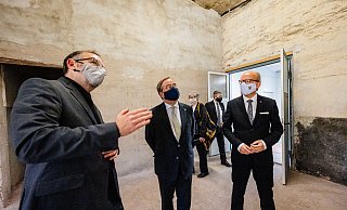 Der damalige NRW-Ministerpräsident Armin Laschet (CDU) hatte die Gedenkstätte 2020 besucht. Rechts neben ihm: André Kuper. - Besim Mazhiqi