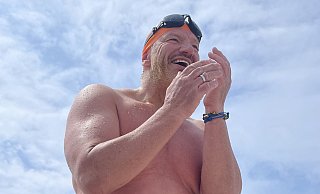 Extremschwimmer André Wiersig ist am Ziel in Hörnum auf Sylt angekommen. - Erik Eggers