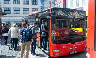 Die Veränderungen im Schulbusverkehr sollen auch dafür sorgen, dass weniger am Alten Markt umgestiegen werden muss. - Ralf Bittner