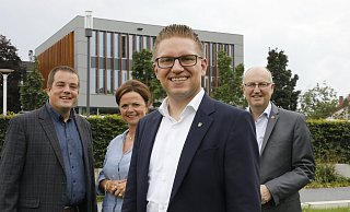 Robin Rieksneuwöhner (vorne) möchte sich um die Nachfolge von Michael Esken (r.) als Bürgermeister der Stadt Verl bewerben. Hinter ihm stehen CDU-Vorsitzender Sebastian Dahlkötter und die Chefin der Ratsfraktion Gabriele Nitsch. - Roland Thöring