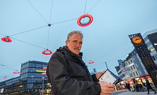 Christian Hüttner vom Amt für Verkehr steuert per Tablet die smarten Lichter. - Oliver Krato