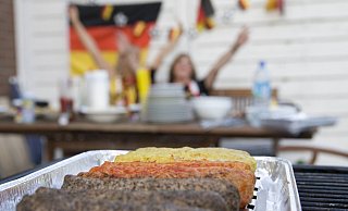Grillen gehört zur Fußballparty einfach dazu. Doch gerade Elektrogrills verbrauchen viel Energie. - picture alliance / fotoAKL/Shotshop