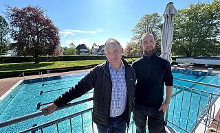 Freuen sich auf den Saisonstart: Markus Diering, Betriebsleiter der Stadtwerke (l.) und Schwimmmeister Martin Kretschmar. - Anna-Lena Hinder