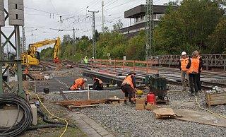 Die neue Brücke liegt. Nun wird am Gleisbett gearbeitet. Rechts im Bild die beiden noch verbliebenen Behelfsbrücken. - Dieter Scholz