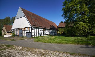 Das Fachwerkhaus mit Deele wurde 1789 erbaut. Der Anbau zu Wohnzwecken (rechts) kam um 1903 dazu. Links der ehemalige Schweinestall. - Peter Unger