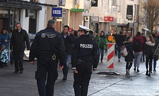 Die Doppelstreifen von Polizei und Ordnungsamt sind schon seit 1998 in der Paderborner Innenstadt unterwegs. Doch ausgerechnet an Samstagabenden gibt es derzeit keine. - Archivfoto: Marc Köppelmann