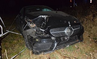 Die Polizei stellte den Mercedes nach dem Unfall vorläufig sicher. Foto: Polizei - Polizei