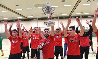 Das Team des SC Peckeloh gewinnt den Hohenfelder-Cup 2024 des SC Wiedenbrück und stemmt ihn in die Höhe. Neben dem Pokal gab es auch 1.000 Euro Preisgeld, gesponsert von der Privat-Brauerei Hohenfelde - Jens Dünhölter