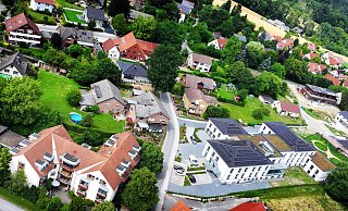Das Haus Hambach (rechts) heißt jetzt „Hilden-Residenz“ und liegt am Hambachweg schräg gegenüber der früheren Einrichtung Habitat zur Wehme (links). Im Juli mussten die Bewohner von der einen auf die andere Straßenseite umziehen. Aber schon Wochen zuvor meldete die Medem Real Care Insolvenz an. - Gerald Dunkel